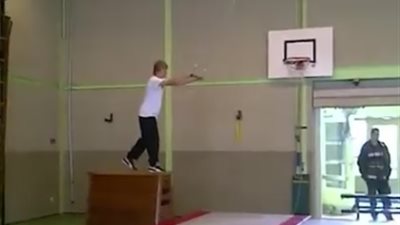 بالفيديو.. سقوط مروع لشاب حاول استعراض مهاراته في الجمباز