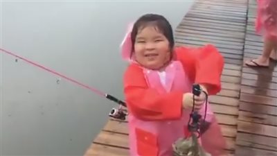 بالفيديو.. طفلة تصطاد سمكة عملاقة وتصيب الصيادين بالذهول