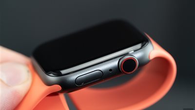 تعطل الجيل الرابع من ساعات أبل الذكية بسبب التوقيت الصيفي