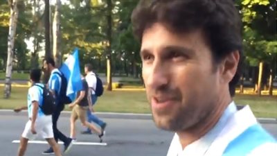 مشجع برازيلي يدعم المنتخب الأرجنتيني في كأس العالم (فيديو)