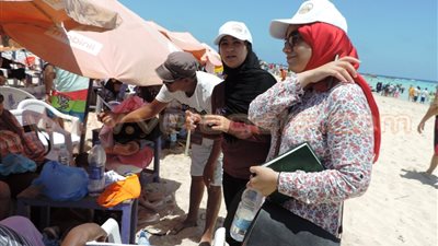 بالصور.. محافظ مطروح: لجان تتابع خدمات الشماسي بالشواطئ