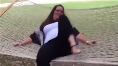 بالفيديو.. فتاة تتعرض لموقف محرج أثناء كوبها الأرجوحة