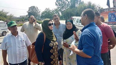 رئيسة مدينة قها تستقل ميكروباص وتتحفظ على سائقه لمخالفته تعريفة الركوب