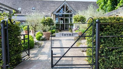 بالصور.. تصميم رائع لفندق تاريخي بريطاني بإطلالة ريفية