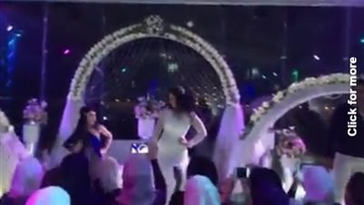 بالفيديو.. فتاة تشعل حفل زفاف شقيقتها بـ «وصلة رقص»