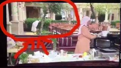 بالفيديو.. مفاجأة غير متوقعة أثناء بث مباشر لبرنامج طبخ