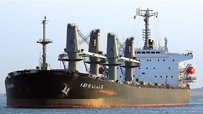 قناة السويس تشهد عبور 47 سفينة بحمولة 2.7 مليون طن