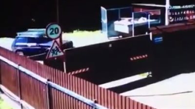 لص مخمور يفشل في الفرار بسيارة والدة صديقه (فيديو)