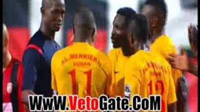 بالفيديو.. لاعبو «المريخ» يحاولون الاعتداء على حكم مباراة اتحاد العاصمة