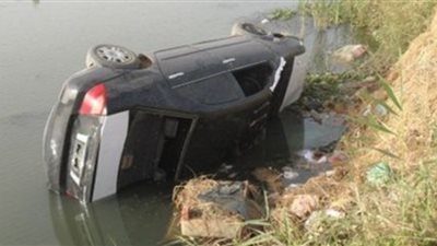 إصابة 3 مواطنين بحادث سقوط سيارتين في ترعة بالمنيا