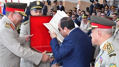 السيسي: تخريج دفعتين جديدتين لتأمين مسرح العمليات البحري والجوي