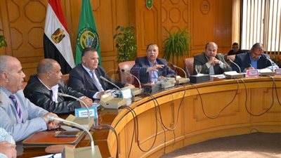 محافظ الإسماعيلية يستعرض برنامج تعديل مسار مصرف المحسمة (صور)