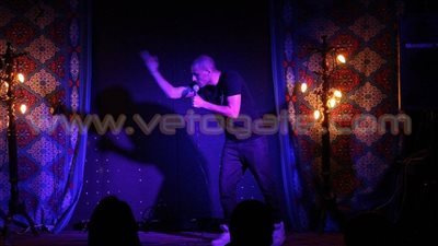 بالفيديو والصور.. «محمد سالم» يبدع في «أستاند أب كوميدي» بروم أرت