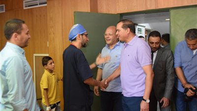 استشاري مناظير الصدر بإنجلترا يجري 11 عملية بمستشفى سوهاج الجامعي