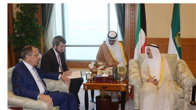 أمير الكويت يستقبل وزير خارجية روسيا لمناقشة التعاون وأزمة قطر
