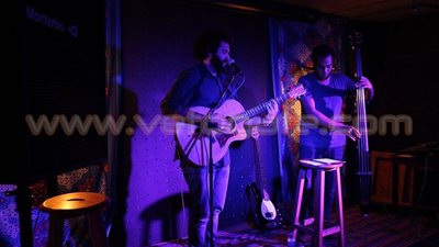 بالفيديو والصور.. «شادى أحمد» يشدو على مسرح «روم أرت»