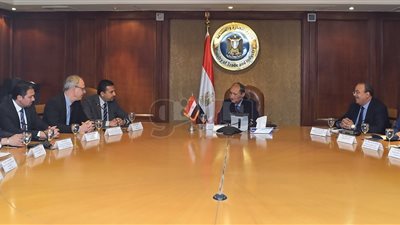 وزير الصناعة يبحث تطورات خطة تحسين القدرات التنافسية للمنتجات المصرية