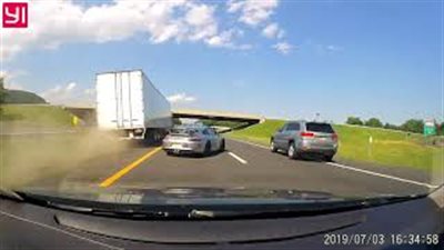 سائق بورش 911 GT3 ينقذ السيارة من حادث تصادم كارثي (فيديو)