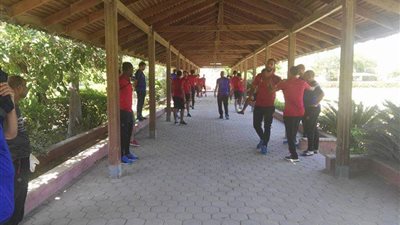 جلسة تأهيل للاعبي الأهلي في حديقة الفندق بمعسكر الإسكندرية