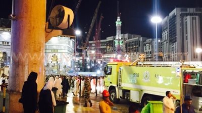 بالفيديو والصور.. نشوب حريق بإحدى الشركات أمام الحرم المكي