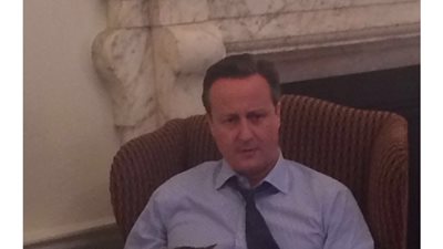 بالصور.. كاميرون يتخلى عن محبوبه «لاري» بأروقة مجلس الوزراء