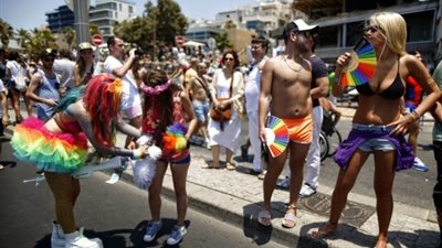 جنود بالجيش الإسرائيلي يحتجون على منعهم من المشاركة بمسيرة شواذ