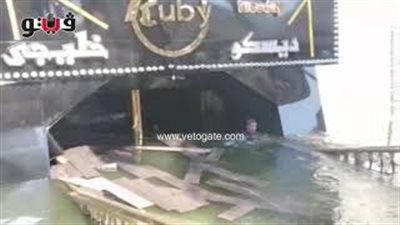 لحظة إنقاذ العالقين بالعوامة الغارقة في الدقي (فيديو وصور)