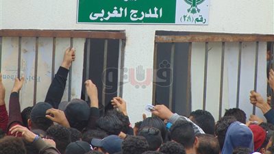 ازدحام على منافذ بيع تذاكر مباراة المصري وبافلوز (صور)