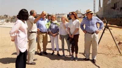 سفير الولايات المتحدة الأمريكية الأسبق وزوجته يزوران المتحف الكبير (صور)