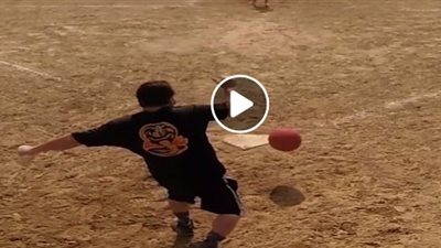 بالفيديو.. شاب يتعرض لسقطة مروعة أثناء استعراض مهاراته في كرة القدم