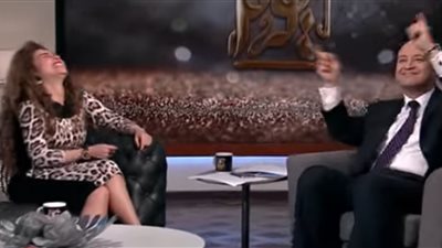 بالفيديو.. رقص عمرو أديب ومي عز الدين على أغنية «فرتكة فرتكة»