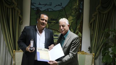 محافظ جنوب سيناء يكرم مهندسي المقاولون العرب ومديرا بالمصرية للمطارات