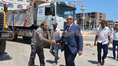 بالصور.. محافظ البحر الأحمر يتابع أعمال إنشاء كوبري مشاة بالغردقة