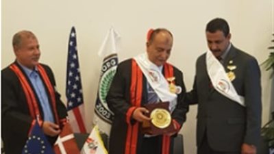 رئيس الاتحاد العربي للتعليم يحصل على درع العلم الأوروبي من الدنمارك