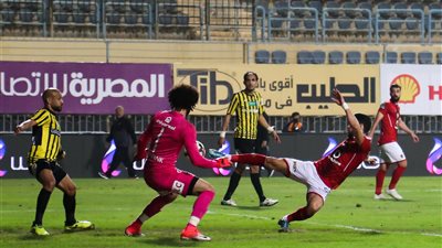 الأهلي يتقدم بثنائية أمام المقاولون العرب بالشوط الأول