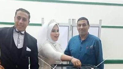 عروسان يدليان بصوتيهما في الانتخابات البرلمانية بكفر الشيخ  | صور