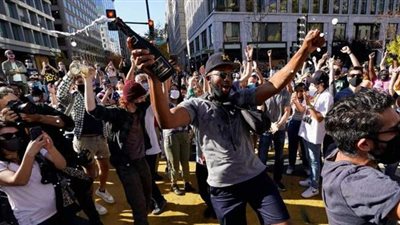 بـ«الأواني وأبواق السيارات».. تعرف على طريقة احتفال أنصار رئيس أمريكا الجديد