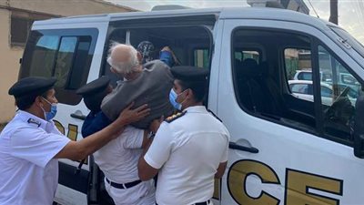 أمن القاهرة يستجيب لمسن بالنزهة ويصطحبه إلى لجنته للإدلاء بصوته في الانتخابات | صور