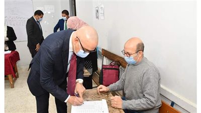 وزير الإسكان يُدلي بصوته فى انتخابات النواب بمدرسة المقطم الرسمية