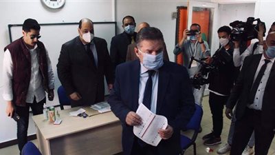 سر غضب وزير قطاع الأعمال العام خلال الإدلاء بصوته في الرحاب | فيديو