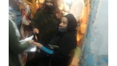 رئيس لجنة بمصر القديمة يساعد ناخبة من ذوى الاحتياجات الخاصة