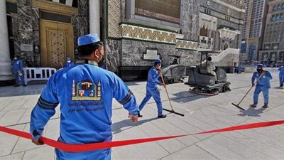 تعقيم المسجد الحرام بـ60 ألف لتر يومياً لمواجهة كورونا | صور