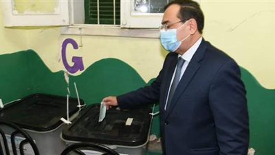 وزير البترول عقب الإدلاء بصوته: المشاركة الإيجابية في اختيار النواب مسئولية والتزام