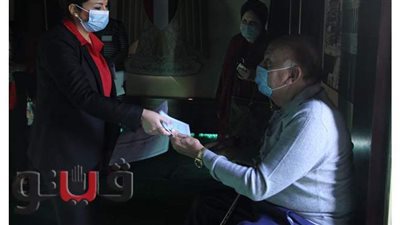 رئيسة لجنة بمصر الجديدة تساعد كبار السن  على التصويت بانتخابات النواب | صور