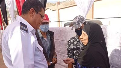 الشرطة تنظم طوابير الناخبين أمام لجنة المعصرة بحلوان | صور