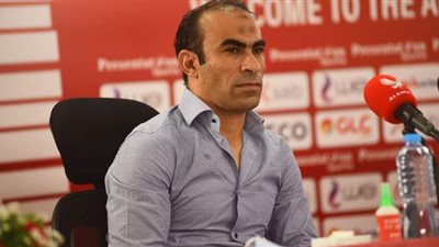 عبد الحفيظ يطمئن على ثلاثي الأهلي الدولي