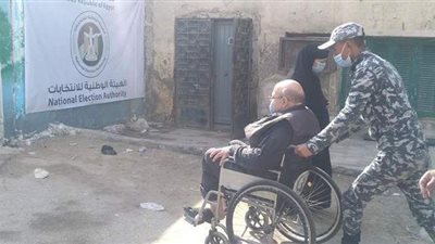 مسن يدلي بصوته في انتخابات النواب على كرسي متحرك بالسيدة زينب | صور