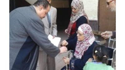 مسنة تدلي بصوتها في روض الفرج.. وتدعو للقاضي: ربنا يحفظكم للبلد