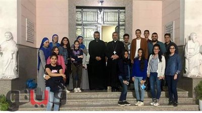 مطران طيبة يلتقي شباب رعية العائلة المقدسة بجراجوس في الأقصر | صور