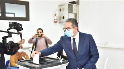 وزير السياحة والآثار يدلي بصوته في انتخابات مجلس النواب